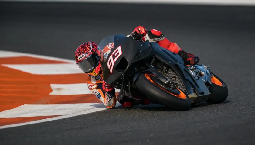 Piloto de MotoGP inclinado en curva, demostrando la potencia moto gp. El número 93 destaca en la moto.