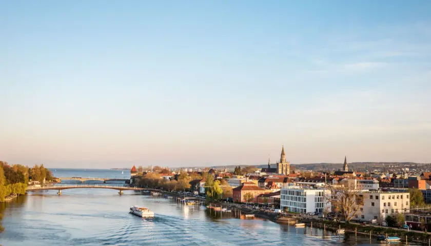 Blick auf Konstanz mit Fluss, Brücken und Schiff. Entdecken Sie Konstanz Geheimtipps abseits der Touristenpfade.