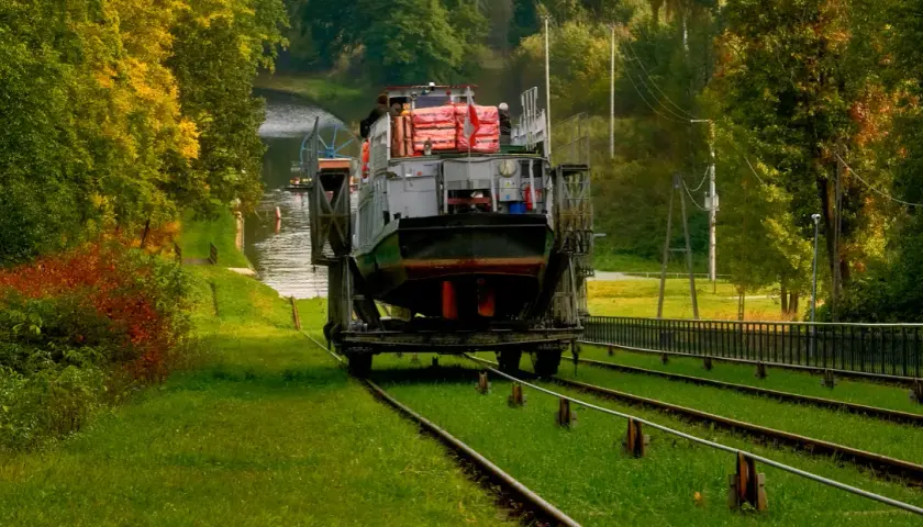 Kanał Elbląski: Rejs statkiem po trawie? Planuj wycieczkę 2025!