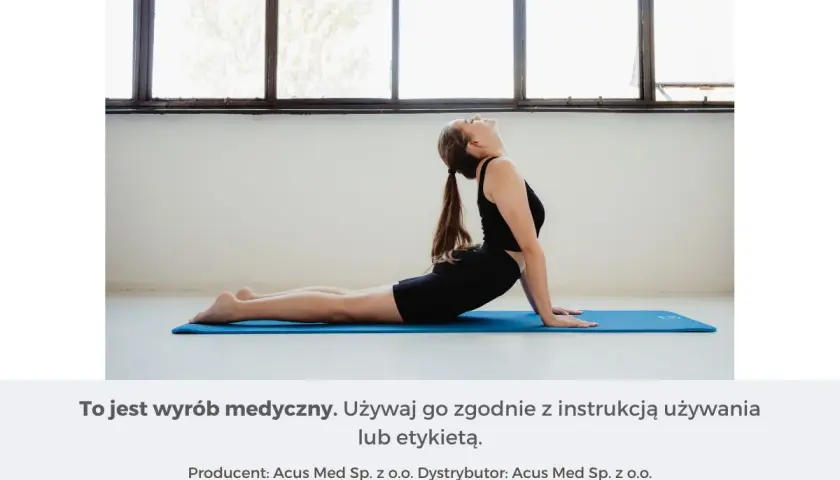 Kobieta wykonuje ćwiczenie cobra, pogłębiając rozciąganie pleców na macie.