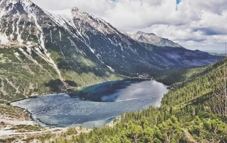 Morskie Oko szlak ile km? Poznaj trudności i trasy do jeziora