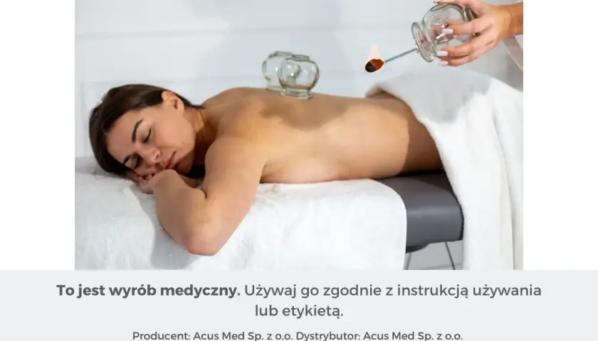 Kobieta leży na masażu, a terapeuta przygotowuje się do zabiegu stawiania baniek. Dowiedz się, ile trzymać bańki, by uzyskać najlepsze efekty.