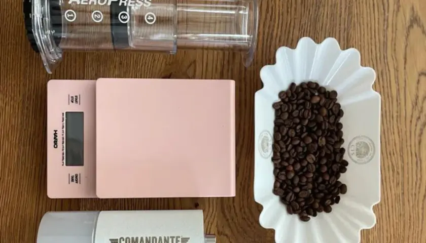 AeroPress, Hario-Waage, Comandante-Mühle und Kaffeebohnen. Perfekt für die Zubereitung von Kaffee, mit dem richtigen Verhältnis von kaffeepulver pro 100 ml.