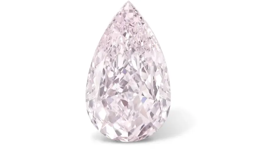 Ein tropfenförmiger, heller lila Diamant, dessen Name "The Graff Pink" lautet, funkelt im Licht.