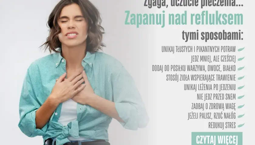 Kobieta z bólem w klatce piersiowej. Wskazówki jak zapanować nad refluksem, w tym jakie warzywa przy refluksie jeść.