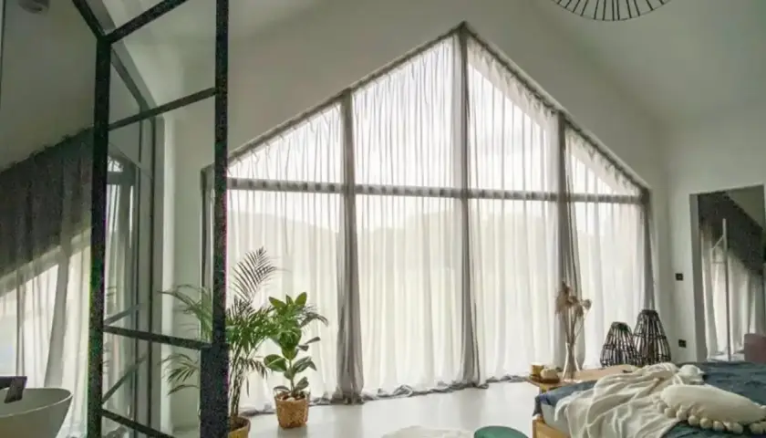Jak zasłonić skośne okna? Delikatne zasłony pięknie podkreślają architekturę wnętrza, tworząc przytulną atmosferę.