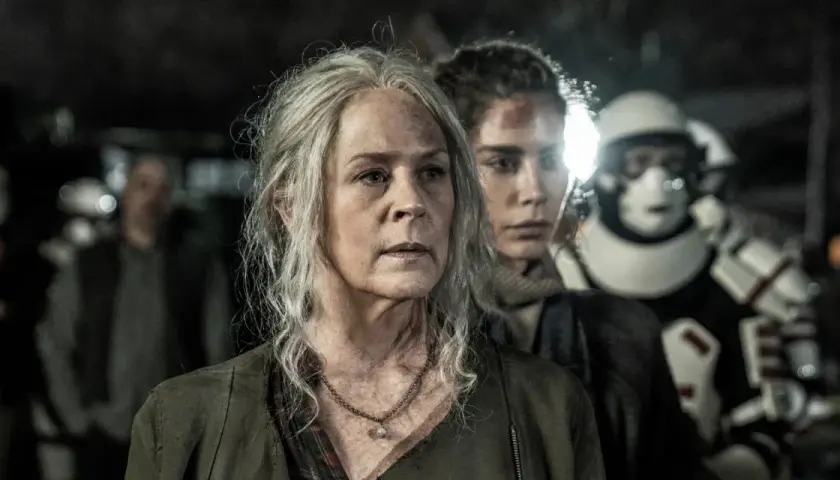 Carol i Connie w obliczu nieznanego, być może finałowego starcia w The Walking Dead. W tle widać żołnierzy.
