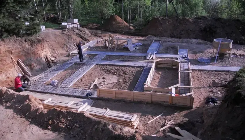 Budowa fundamentów. Zbrojenie czeka na beton. Ciekawe, ile schnie chudziak w takim otoczeniu.