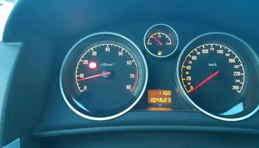 Deska rozdzielcza Astry H. Wskaźnik temperatury silnika jest w normie, podobnie jak paliwa. Przebieg 104623 km.