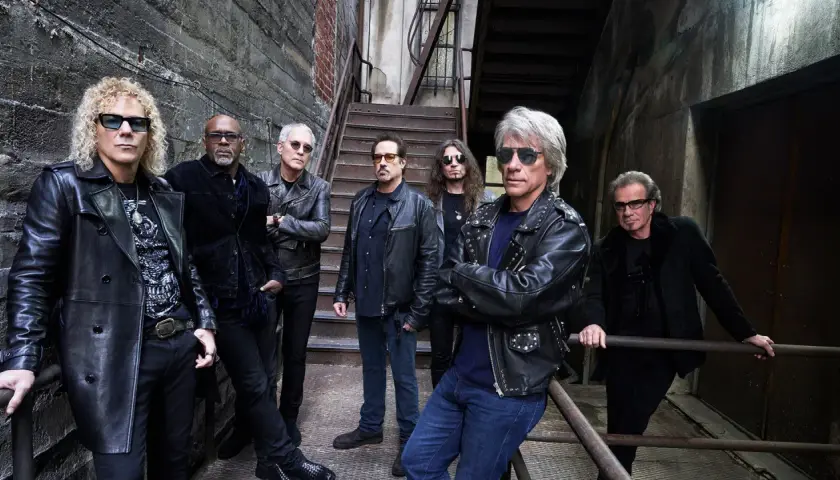 Zespół Bon Jovi w skórzanych kurtkach, gotowy na koncert.
