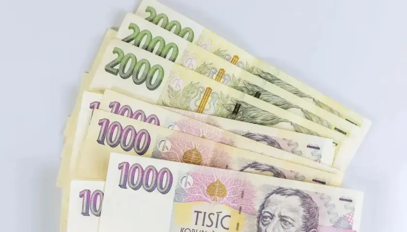 Kupujesz pamiątki w Czechach? Oto banknoty 1000 i 2000 koron, czyli waluta w Czechach.