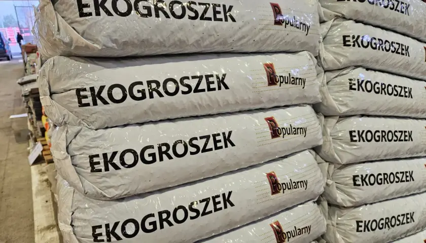 Stos worków z ekogroszkiem. Idealny do pieca na ekogroszek z podajnikiem dwufunkcyjnym.