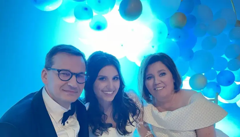 Rodzina Morawieckich na tle niebieskich balonów. Czy ktoś wie, aleksandra morawiecka ile ma lat?