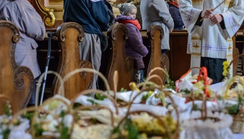 Ile dokładnie trwa msza w Wielką Sobotę? Sprawdź, jak zaplanować czas!