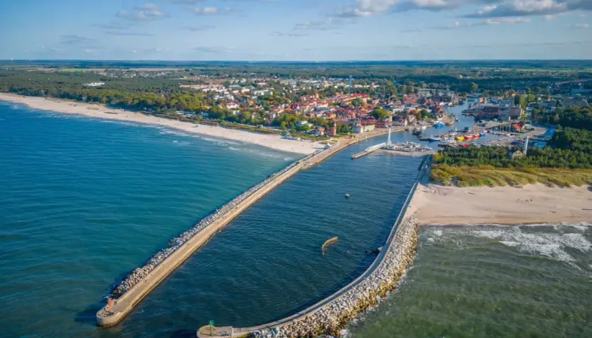 Widok na port i plażę w Ustce. Warto zobaczyć to urokliwe miasto i jego okolice, pełne nadmorskich atrakcji.