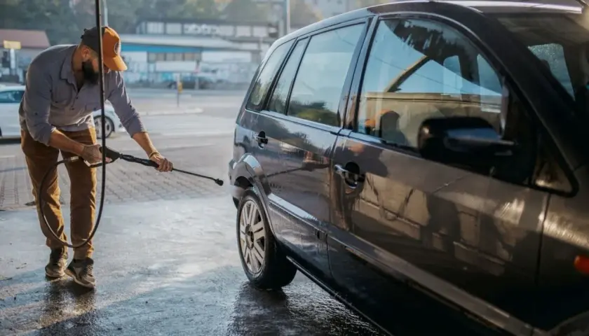 Czym myć auto po woskowaniu, aby nie uszkodzić wosku?