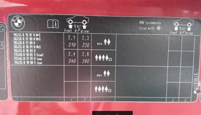 Naklejka BMW z danymi o ciśnieniu w oponach. Znajdziesz tu zamienniki opon i zalecane ciśnienie dla różnych rozmiarów.