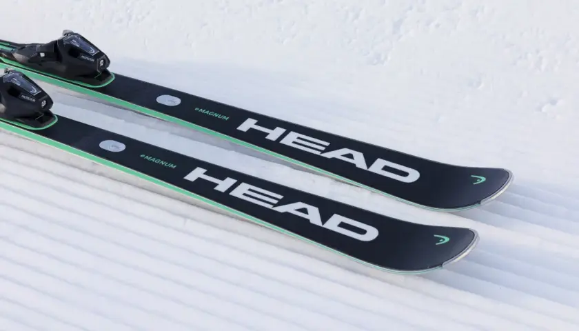 Narty HEAD Supershape e-Magnum gotowe do jazdy po świeżo przygotowanym stoku.