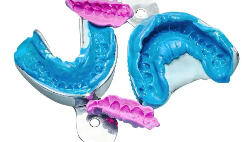 Impronta denti in silicone blu e rosa, dettagli precisi per un sorriso perfetto.