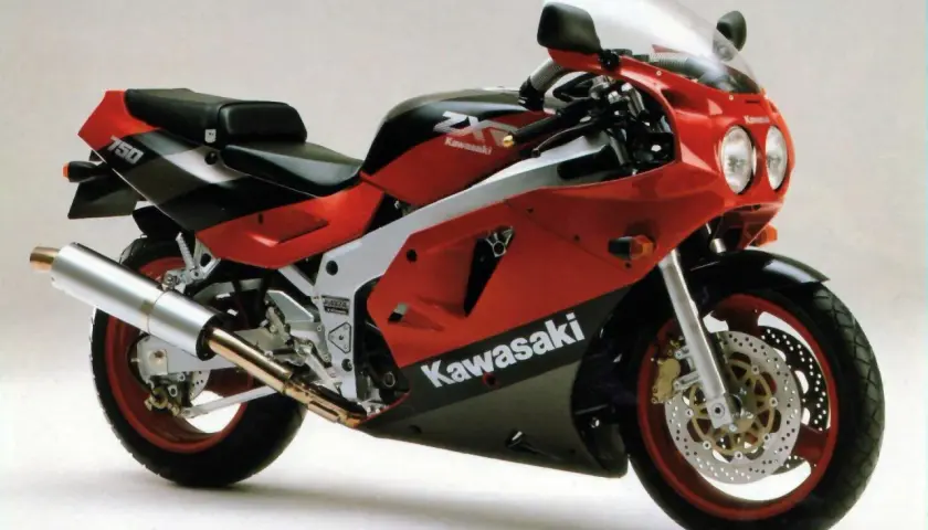 Kawasaki ZX-750, una moto deportiva roja y negra, lista para la velocidad.