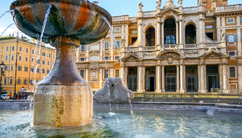 Fontana barocca davanti alla Basilica di Santa Maria Maggiore a Roma, con l'edificio imponente sullo sfondo.