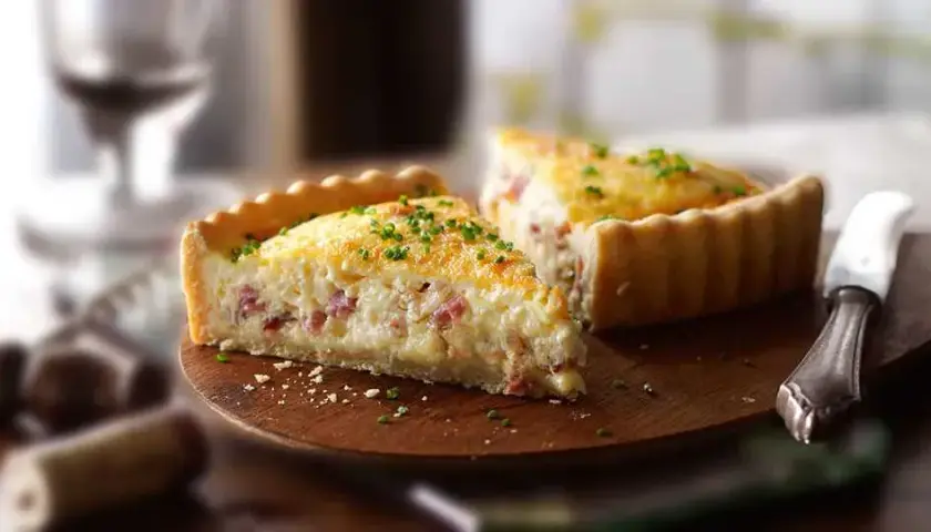 Najlepszy przepis na quiche lorraine, który zachwyci Twoich gości