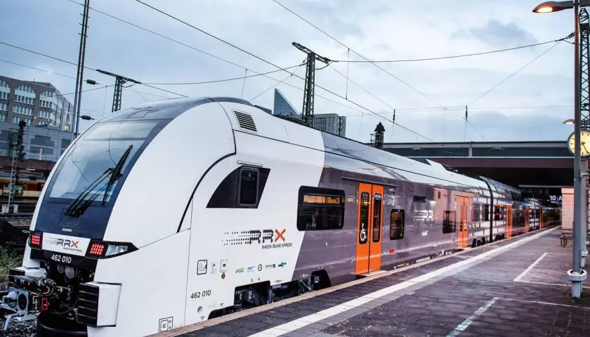 Moderner RRX Rhein Ruhr Xpress Zug am Bahnsteig, bereit für die nächste Fahrt.