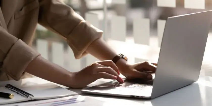 Ile prądu zużywa laptop? Sprawdź realne koszty pracy!