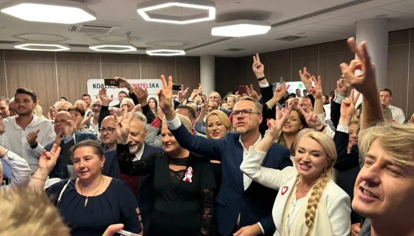 Tłum ludzi z podniesionymi dłońmi, gest pokoju. Czy wewnątrz KO powstanie nowa frakcja skupiona wokół samorządowców z dużych miast?