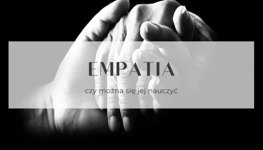 Dłonie splecione w geście wsparcia. Napis "Empatia co to" i pytanie "czy można się jej nauczyć" sugerują, że empatia to umiejętność, której można się nauczyć, okazując ją poprzez gesty.