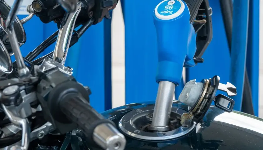 La moto de 4 tiempos usa gasolina Super 95. La boquilla de la gasolinera está en el depósito.