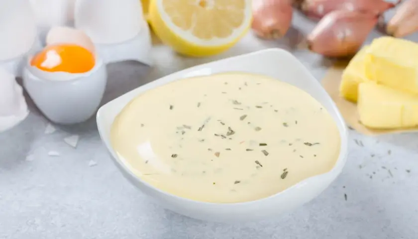 Sauce béarnaise recette : œufs, citron, échalotes et beurre prêts pour une sauce onctueuse.