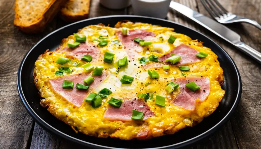 Zdrowy omlet: Puszysty przepis na szybkie śniadanie/kolację