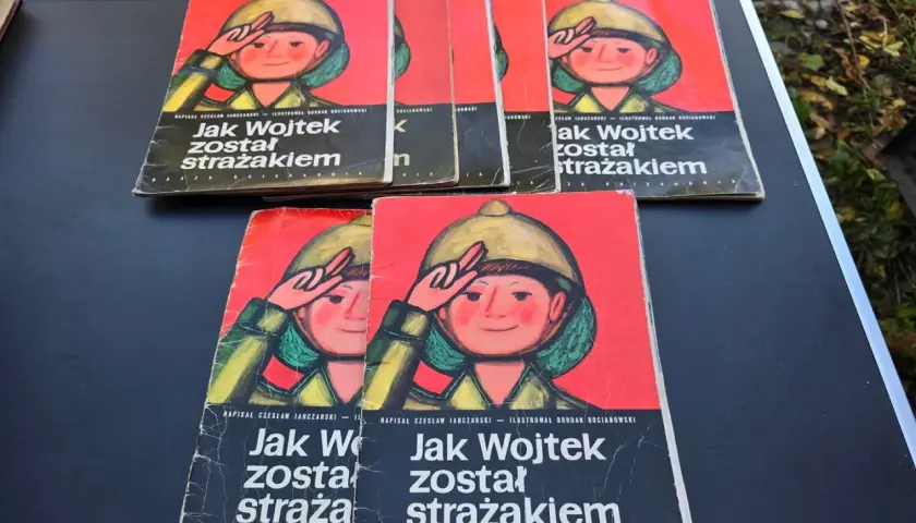 Okładki książek z ilustracją chłopca w hełmie i napisem "Jak Wojtek został strażakiem".