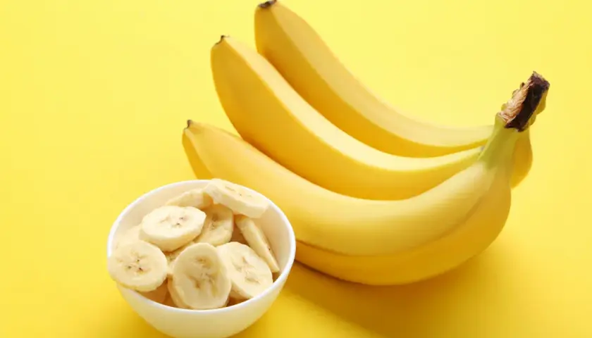 Kilka dojrzałych bananów i miseczka pokrojonych plasterków. Czy banany a refluks to dobry wybór?