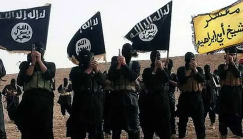 Grupa uzbrojonych mężczyzn w czarnych ubraniach i maskach, trzymających flagi z arabskim napisem, symbolizujące dżihad.