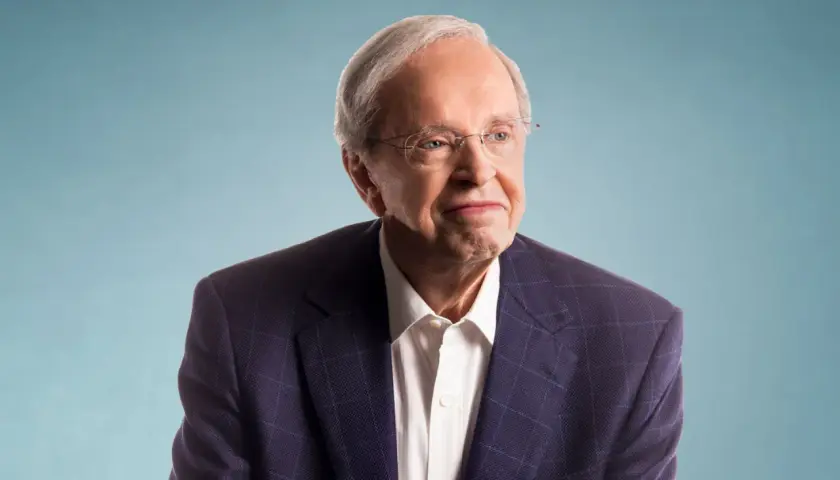 Porträt von Dr. Charles Stanley, einem älteren Mann mit Brille und grauem Haar, der einen Anzug trägt.