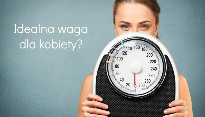 Kobieta trzyma wagę łazienkową, zasłaniając twarz.