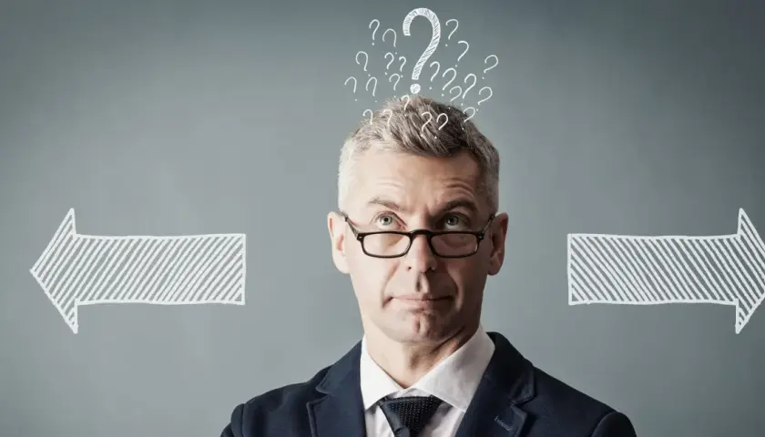 Un homme pensif, entouré de points d'interrogation, face à deux flèches. Il réfléchit à la meilleure stratégie pour sa prime d'intéressement.