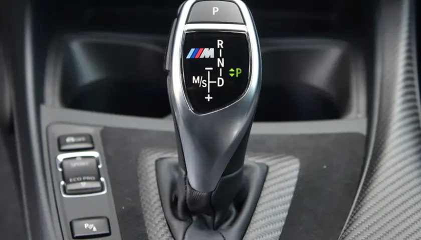 Biegowy drążek BMW M z oznaczeniami automatycznej skrzyni biegów: P, R, N, D, M/S.
