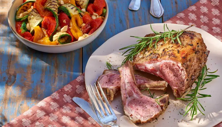 Côtelettes d'agneau grillées, accompagnées d'une salade composée de légumes rôtis. Quelle viande dans une salade composée !