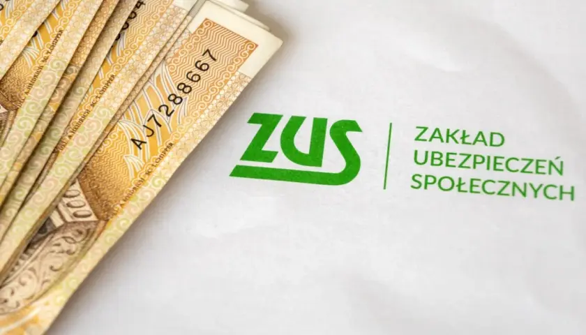 Pieniądze i logo ZUS. Symbolizują świadczenie rehabilitacyjne i wsparcie finansowe dla ubezpieczonych.