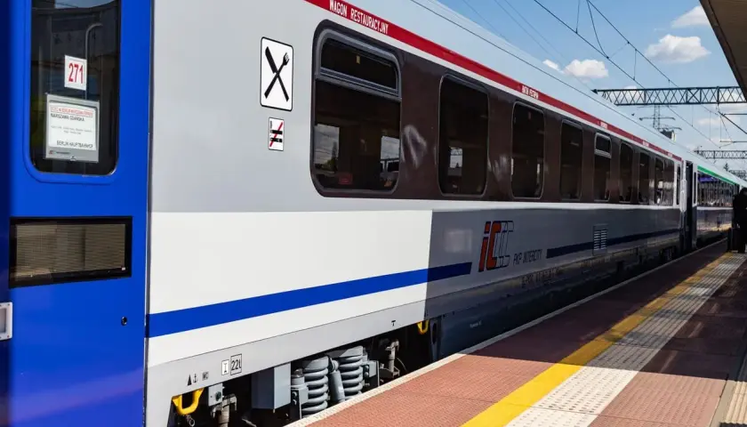 Wagon restauracyjny PKP Intercity na peronie. Widoczne symbole sztućców i zakazu palenia.