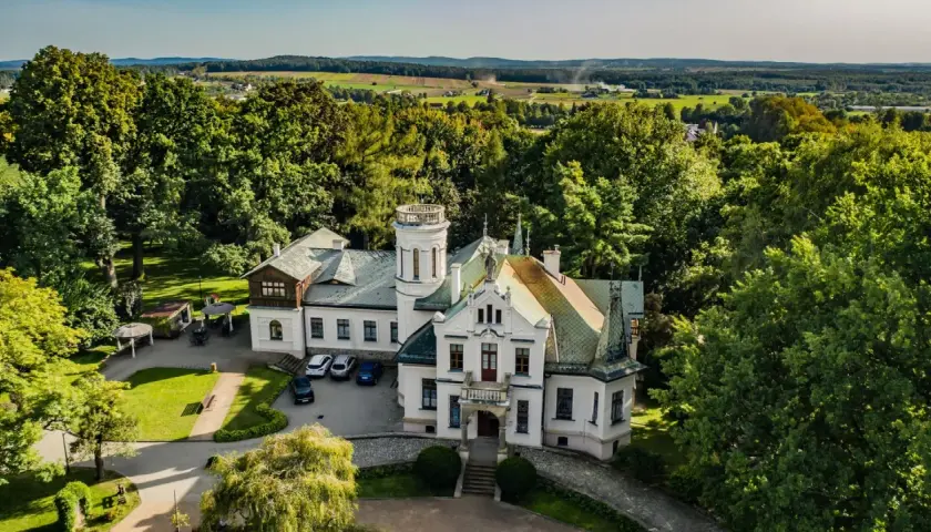 Dworek w Oblęgorku, otoczony zielenią, zaprasza do odkrywania jego uroków. Wspaniałe widoki i spokój czekają na gości.