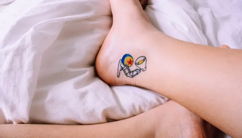 Uroczy tatuaż na kostce przedstawiający Luxo Jr. z Toy Story.