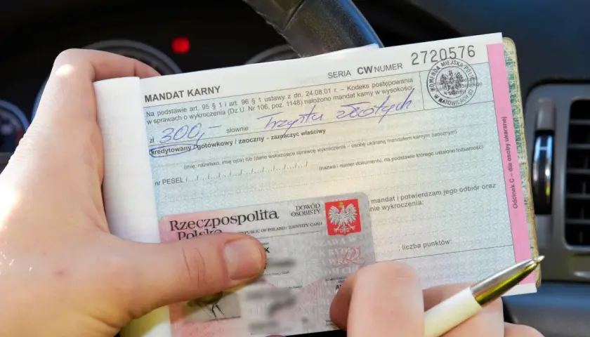Mandat karny na 300 zł i dowód osobisty. Czy trzeba mieć prawo jazdy przy sobie? To pytanie zadaje sobie wielu kierowców.