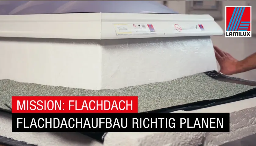 Arbeiter dichtet eine Flachdachdurchdringung mit Bitumenbahnen ab. Der Aufbau des Flachdachs wird sorgfältig geplant.