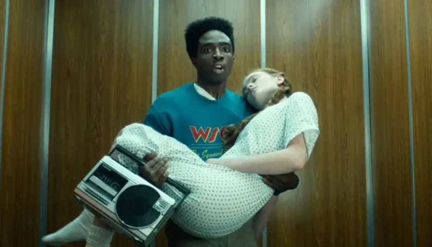 Lucas niesie Max, która jest nieprzytomna, trzymając radio. Ta scena z Stranger Things to klucz do uratowania jej życia, dzięki tej piosence.