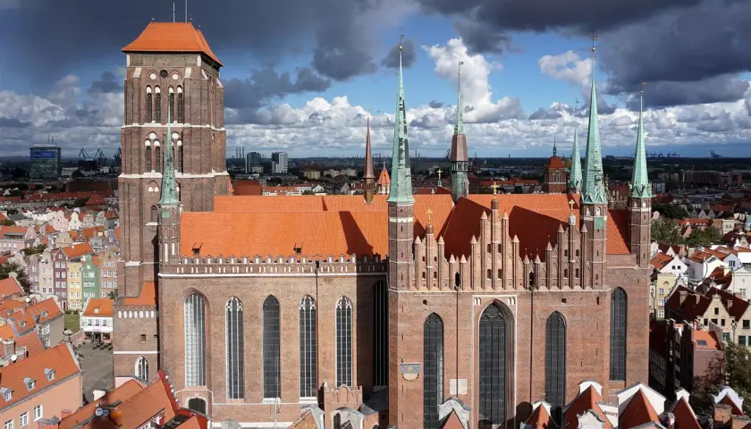 Bazylika Mariacka w Gdańsku, z jej imponującą wieżą i strzelistymi dachami, skrywa wiele ciekawostek.