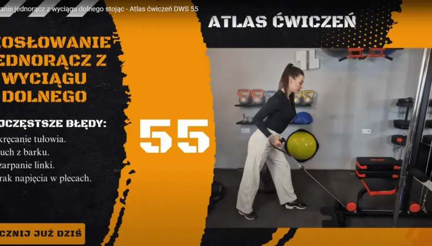 Kobieta wykonuje wiosłowanie jednorącz z wyciągu dolnego, ćwicząc plecy. Na ekranie widnieje napis "ATLAS ĆWICZEŃ" i numer 55.